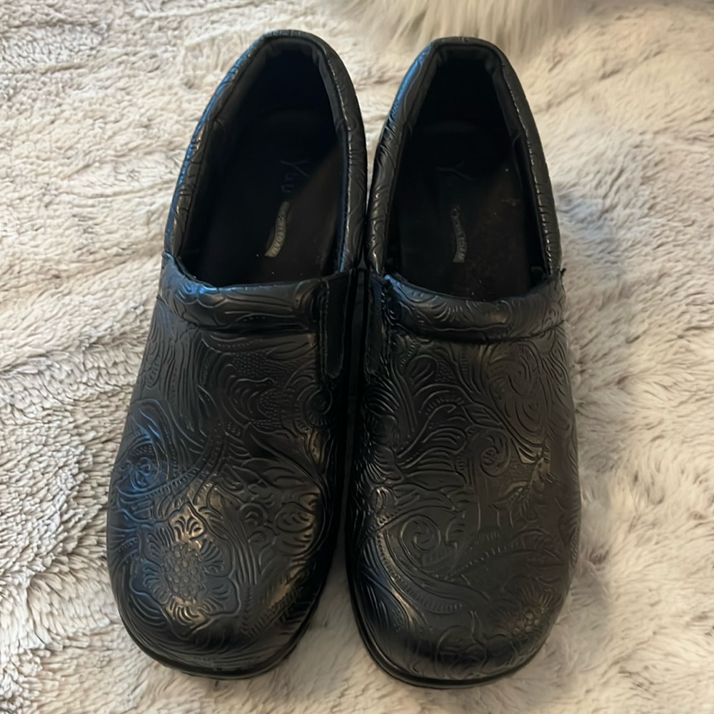 YUU Bethanee flower embossed clog size 7
